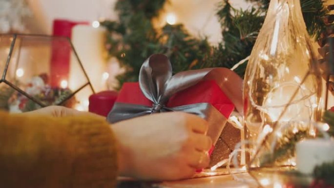 男人的手的特写镜头，他们拿着包装精美的盒子和礼物，这个人会把它们放在树下，并在新年庆祝期间送给朋友或