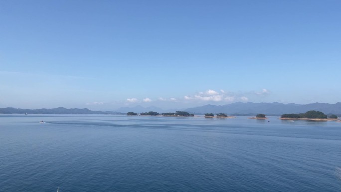 千岛湖5A景区 摇动镜头 蓝天 湖面