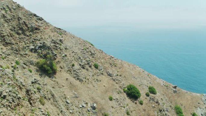 无人机在山坡上射击，俯瞰卡塔琳娜岛的猫港
