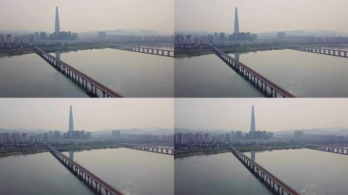 韩国首尔市，在汉江上空穿越汉江进入乐天世界塔的桥梁上行驶的汽车的鸟瞰图