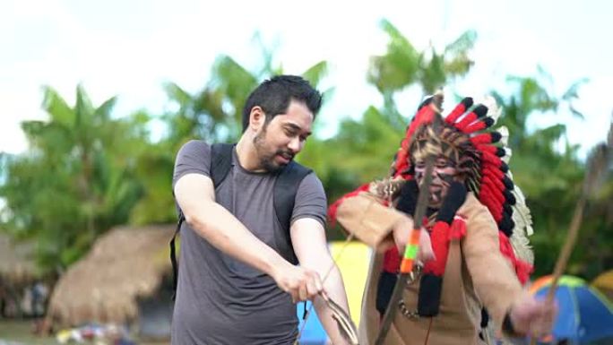 游客学习课程，来自巴西图皮瓜拉尼土著部落，弓箭