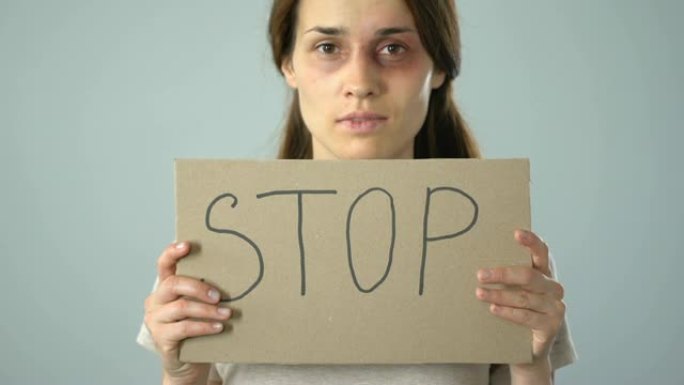 停止张贴在女性手中的文字，针对女性的暴力，问题意识