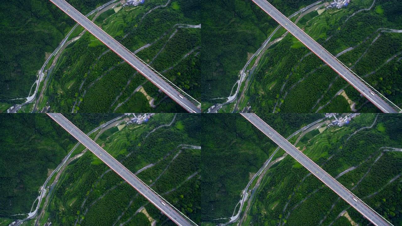 中国湖南吉首艾寨桥鸟瞰图。