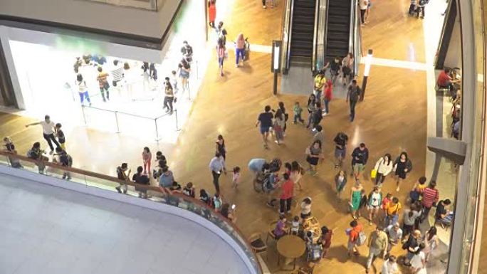 俯视图: 带自动扶梯的购物中心