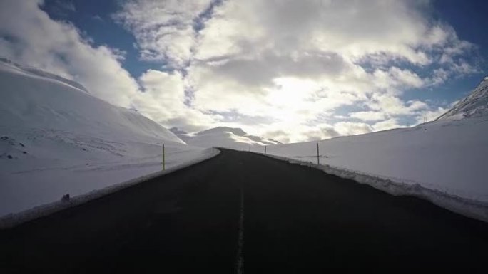 在冰岛降雪下行驶