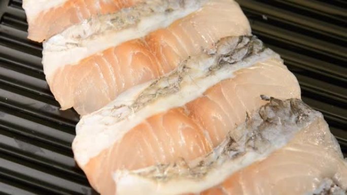 在托盘上切成薄片的鱼鲈鱼，用于sha锅和寿喜烧