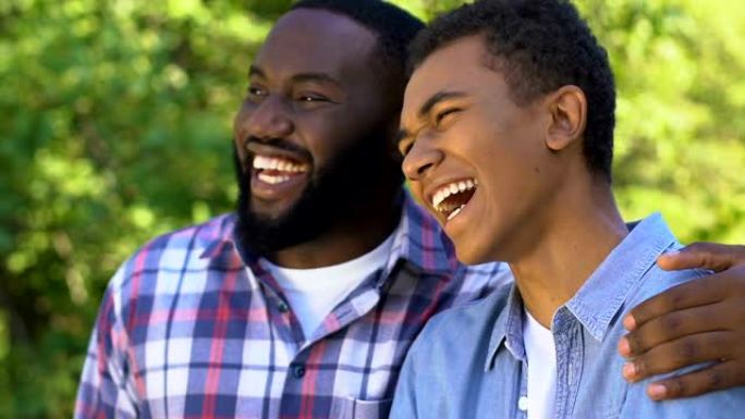 嘲笑非洲裔美国人拥抱快乐的儿子，世代相传，团结