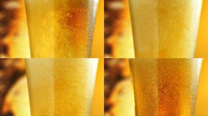 啤酒正在倒入有角度的玻璃杯中。点击IPA。装有水滴的玻璃杯中的冷淡啤酒。精酿啤酒形成波浪关闭。新鲜和