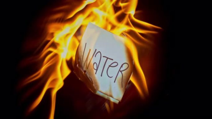 SLO MO LD蓝色纸片，上面刻有 “水” 字样，在火焰中燃烧
