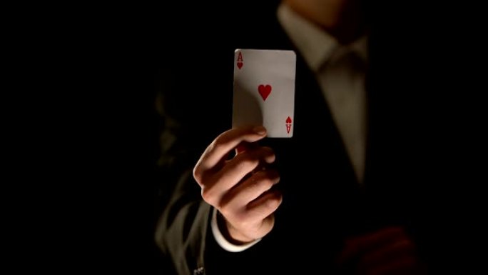 狡猾的扑克玩家从袖子得到红桃a，非法的游戏，作弊