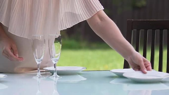 女性餐桌，盘子和玻璃杯，乡村家庭晚餐