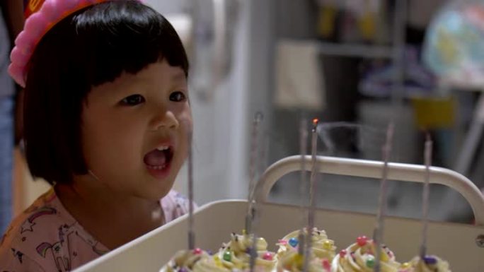生活事件: 小漂亮女孩吹着生日蛋糕