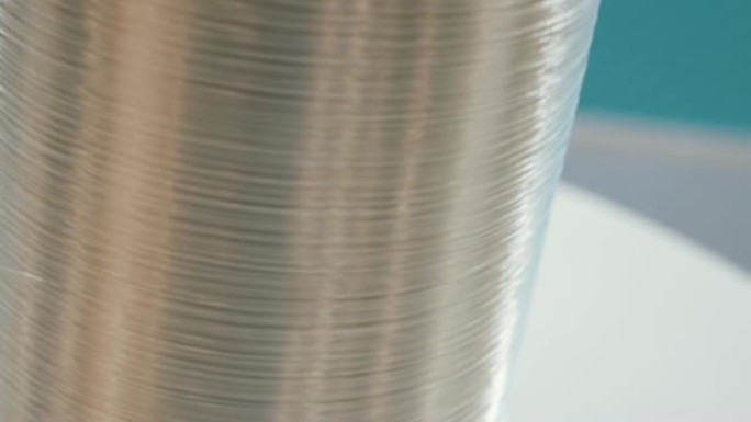 碳纤维线圈，然后将其编织成高强度零件的织物