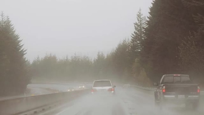 下雨天在高速公路上开车