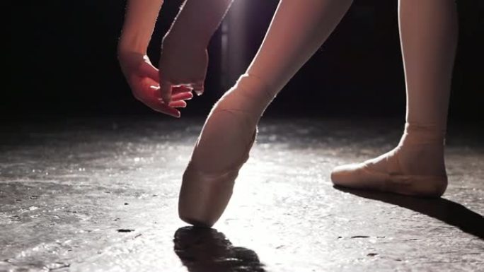 穿着脚尖鞋的年轻芭蕾舞演员美丽的腿。芭蕾舞练习。芭蕾舞者美丽纤细优美的双腿。