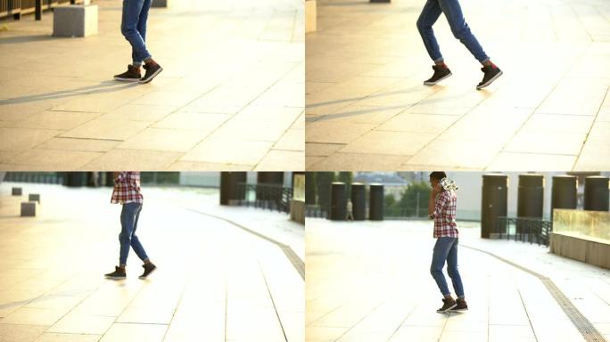 十几岁的男孩在街上月球漫步，拿着溜冰鞋，青少年爱好和活动