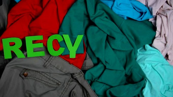 多色纺织品背景上的字母回收，过度消耗