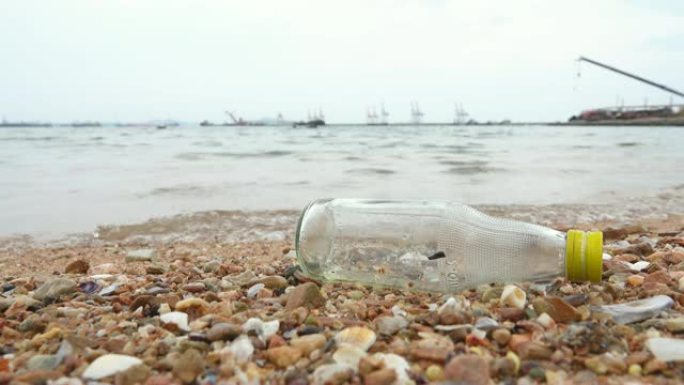 4K: 漂浮在海滩上的废瓶