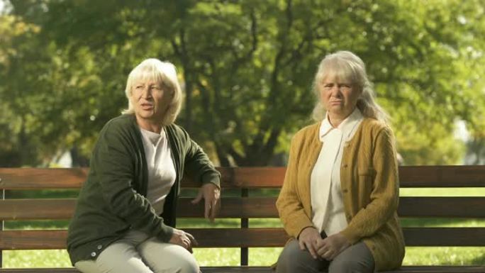 两个脾气暴躁的老太太评判路人，坐在公园的长椅上，退休金