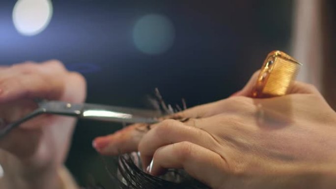 理发师在美发沙龙用专业剪刀和梳子剪头发。美发学校用剪刀剪发男理发特写