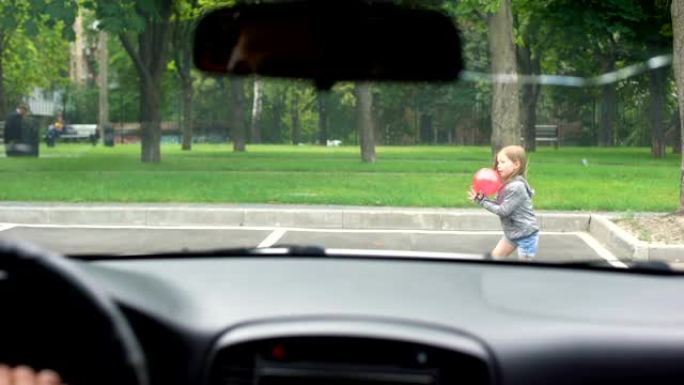 小女孩在停车场玩球，汽车司机急刹车，冒险