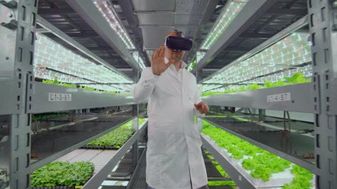 穿着白色长袍的男性农民生物学家站在垂直农业的走廊上，用水培法配上眼镜，绿色的蔬菜展示周围的虚拟现实