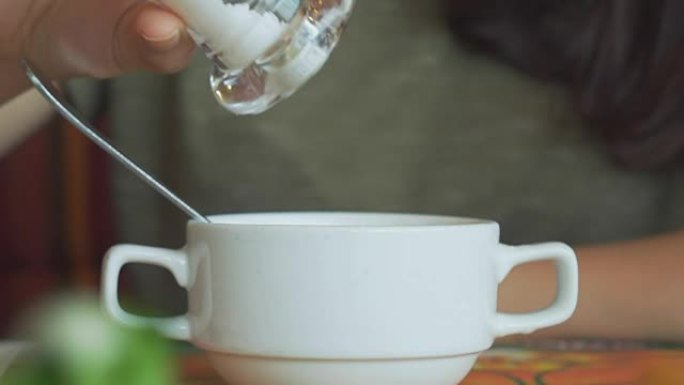 在汤中加入盐和胡椒粉