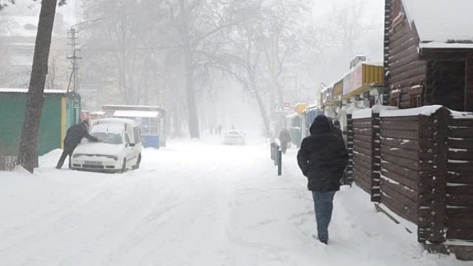 镇上的暴风雪和积雪覆盖的街道。