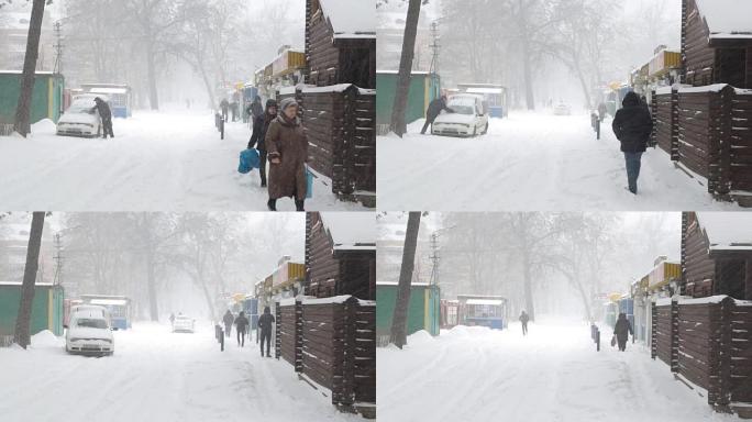 镇上的暴风雪和积雪覆盖的街道。