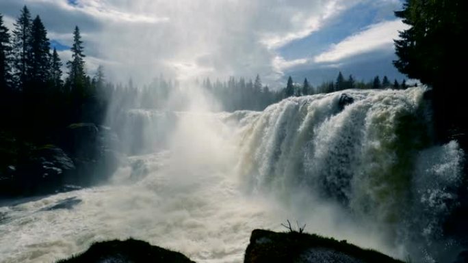 Jamtland西部的Ristafallet瀑布被列为瑞典最美丽的瀑布之一。