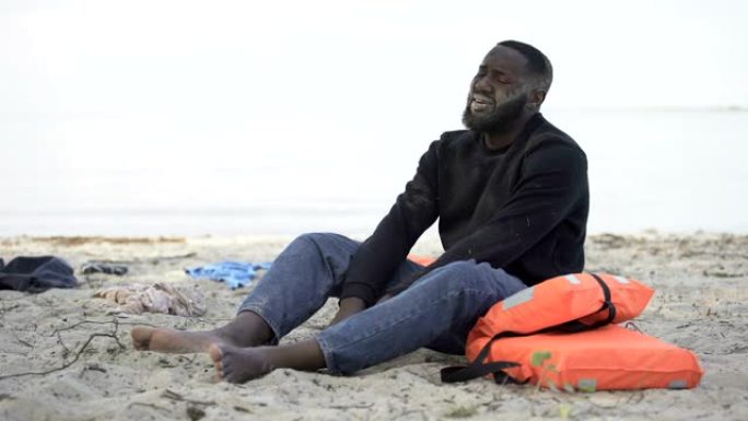 绝望的黑人在岸上哭泣，难民在沉船中幸存下来，失去了家园