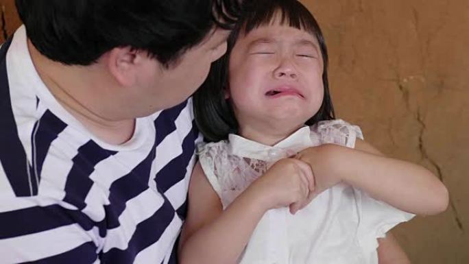 亚洲小女孩 (4-5岁) 哭得真的很情绪化