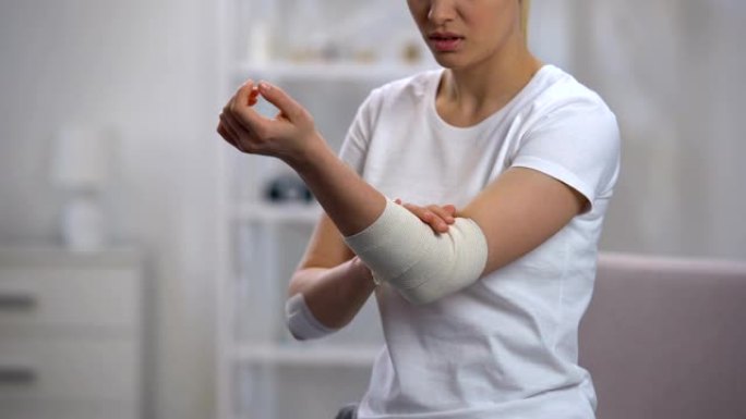 女性在运动创伤骨科和医疗保健后应用肘部弹性翘曲