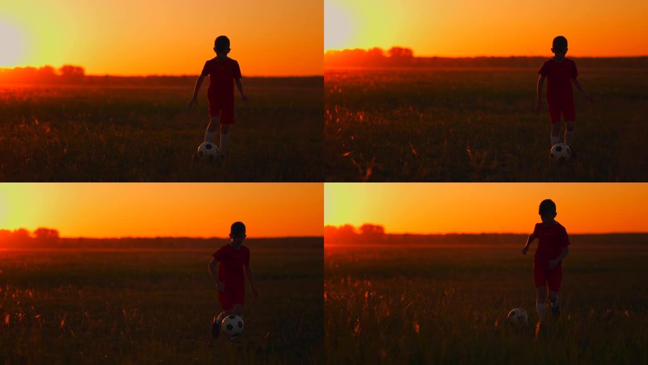 一个带着足球的男孩在日落时跑到镜头前
