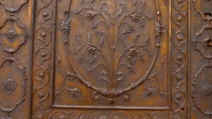 金属黄铜门，装饰有印度风格的花卉图案