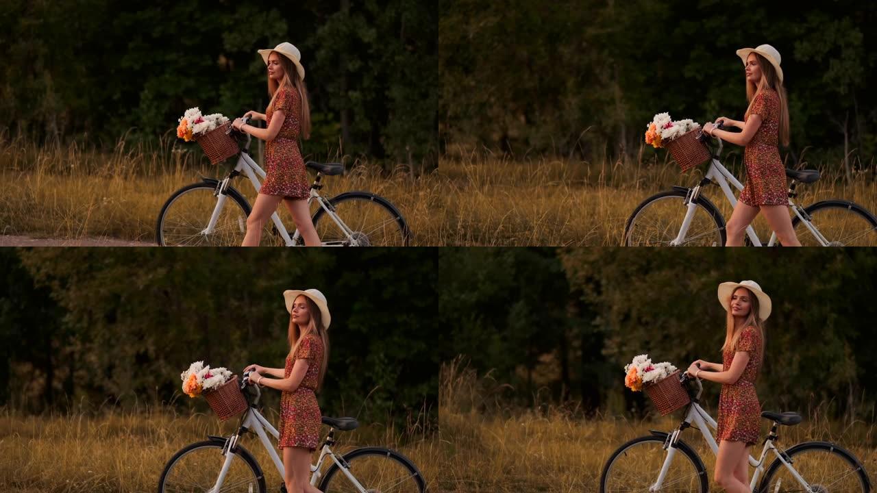 侧视图: 夏天，穿着裙子的微笑女孩骑着自行车在车把篮子里放着野花。