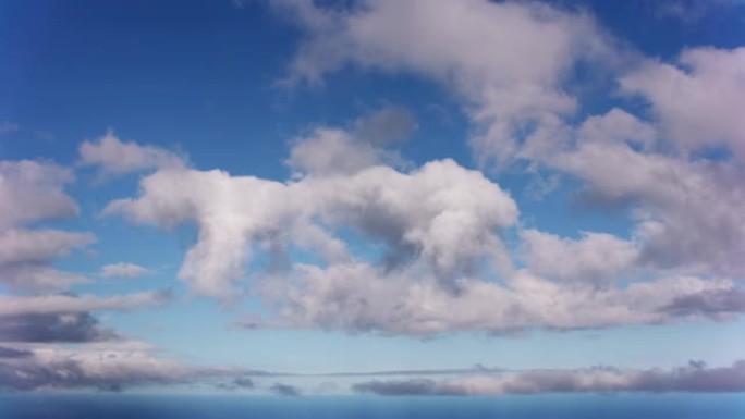 夏威夷海岸太平洋上空云层的鸟瞰图。