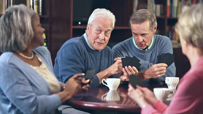 四位老人喝咖啡，玩纸牌游戏
