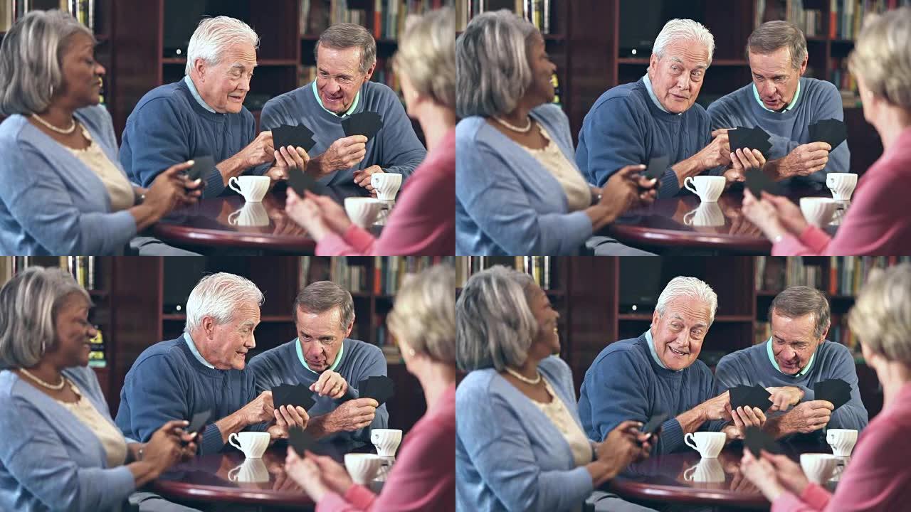 四位老人喝咖啡，玩纸牌游戏