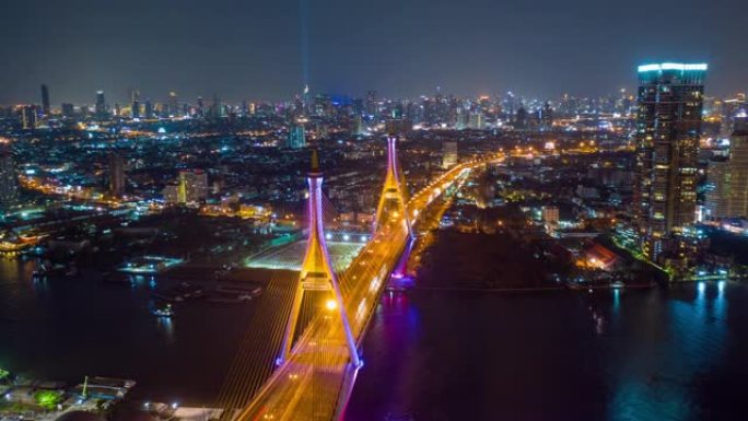 泰国曼谷夜间，普密蓬悬索桥在曼谷市湄南河上空的空中俯视，汽车在桥上。