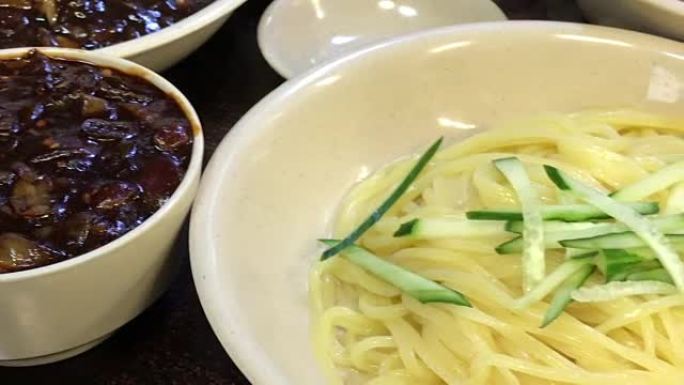 与韩国首尔Jajangmyeon的大餐。