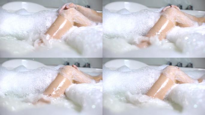 享受按摩浴缸泡沫、放松、护肤的女人