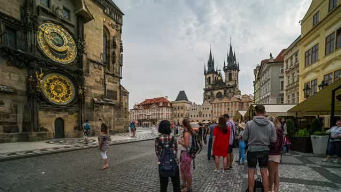 游客在捷克布拉格市中心散步的时间流逝
