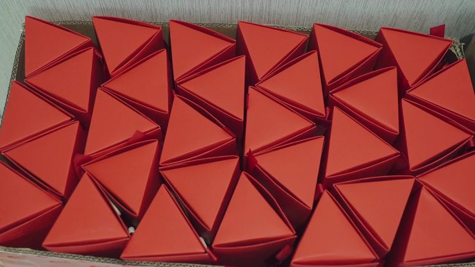 红色三角纸盒喜糖盒子
