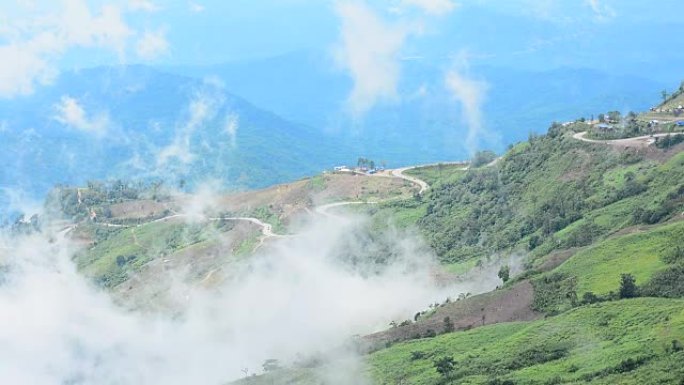 雾在泰国Phu Thap Book的高地上流动