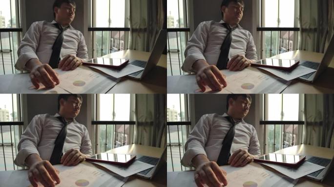 早上，亚洲办公室的人在办公室的办公桌前工作。