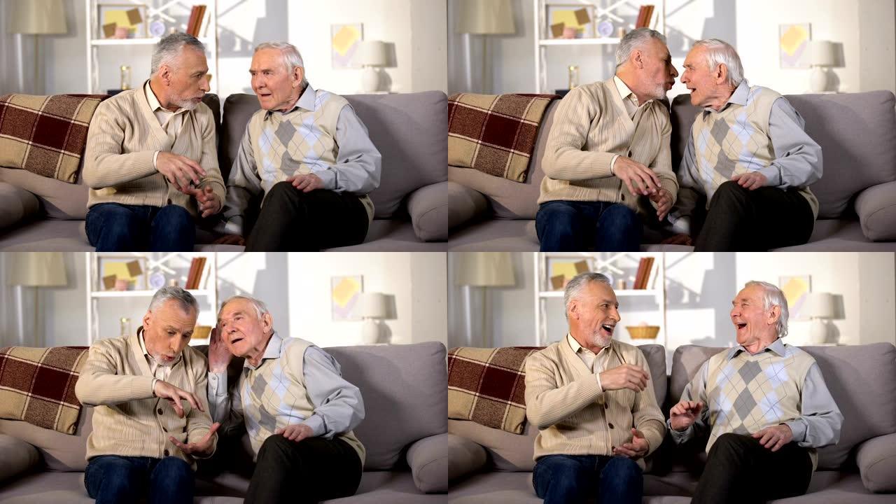 老人向聋哑的朋友解释一些事情，坐在家里的沙发上，问题