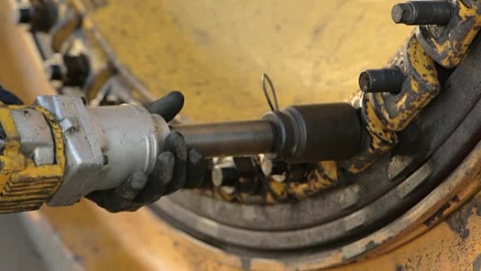 矿用卡车车轮更换维修工汽车修理