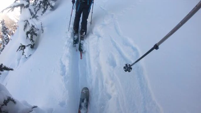 一位女滑雪登山者登上高山雪道后的第一人称视角