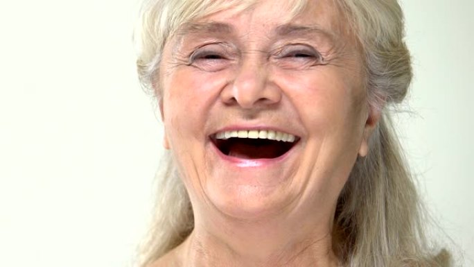 积极的白发养老金领取者笑相机，开朗的退休女士，好心情